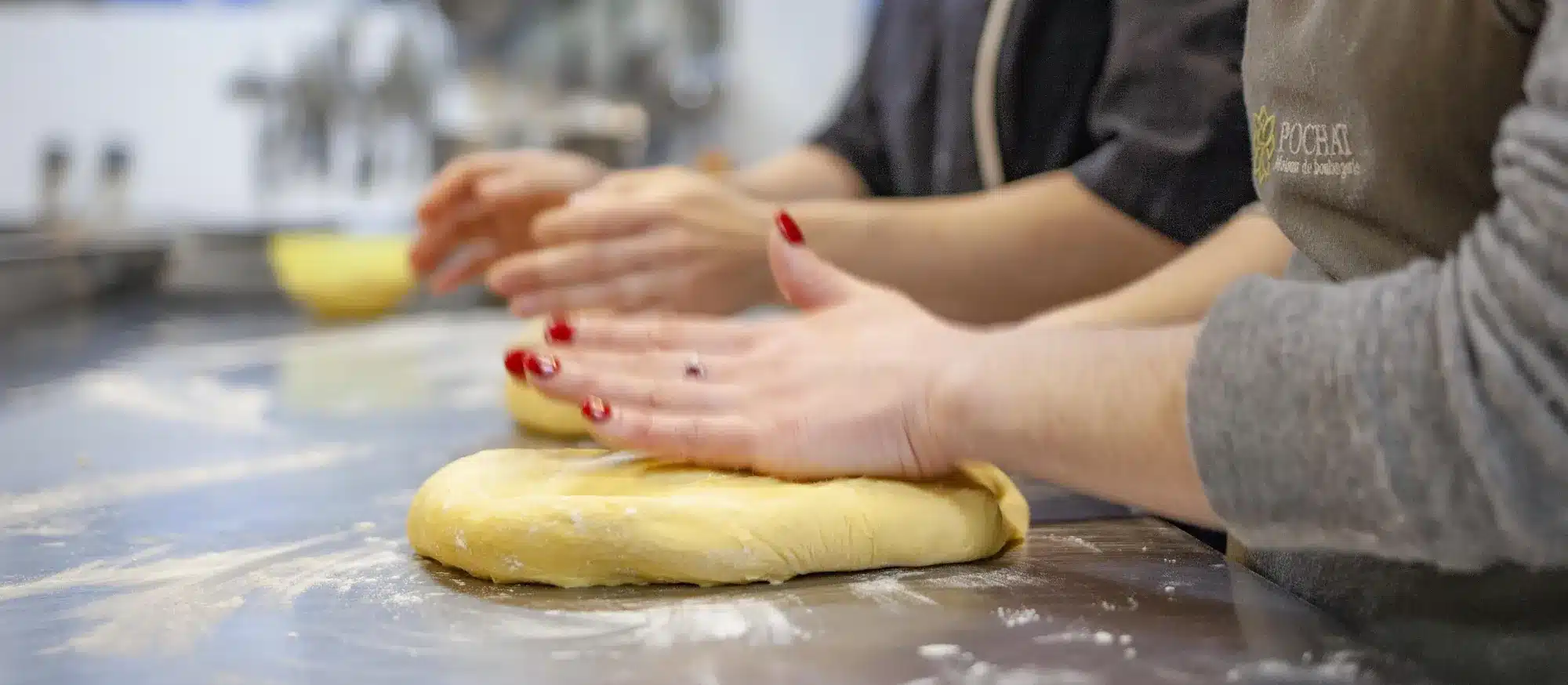Façonnage à la main d'une pâte dans l'atelier de la Maison POCHAT à Lyon